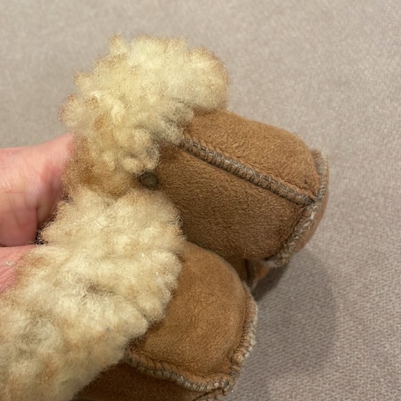 Cozy shearling Ugg infant baby crib booties - Picture 3 of 5